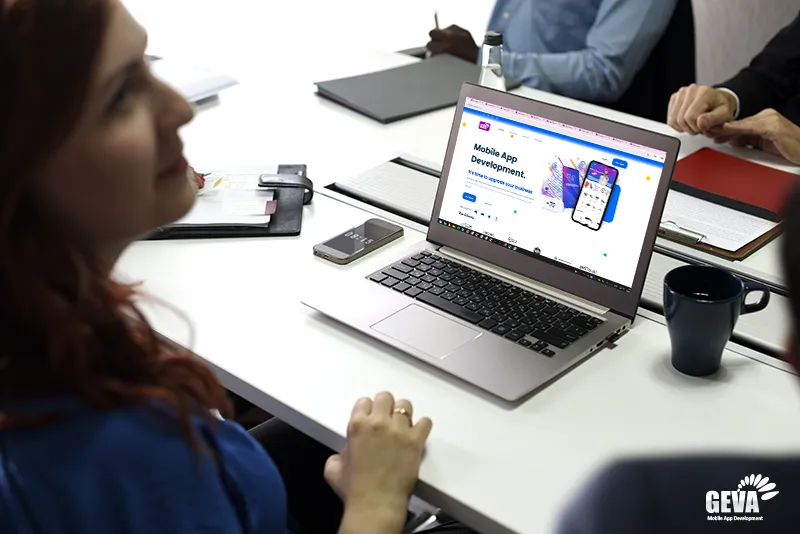 GEVA-mobile-app-office